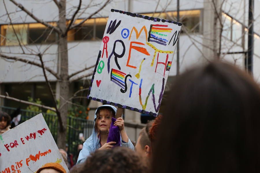 Ha sido una manifestación histórica. Más de 30.000 personas según la Policía Local, hasta 100.000 según las organizadoras. ¿Has estado en la marcha feminista del 8M en Granada? Encuéntrate en las fotos. 