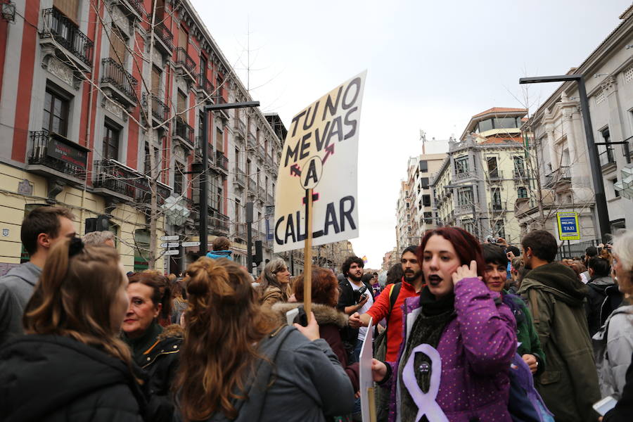 Ha sido una manifestación histórica. Más de 30.000 personas según la Policía Local, hasta 100.000 según las organizadoras. ¿Has estado en la marcha feminista del 8M en Granada? Encuéntrate en las fotos. 