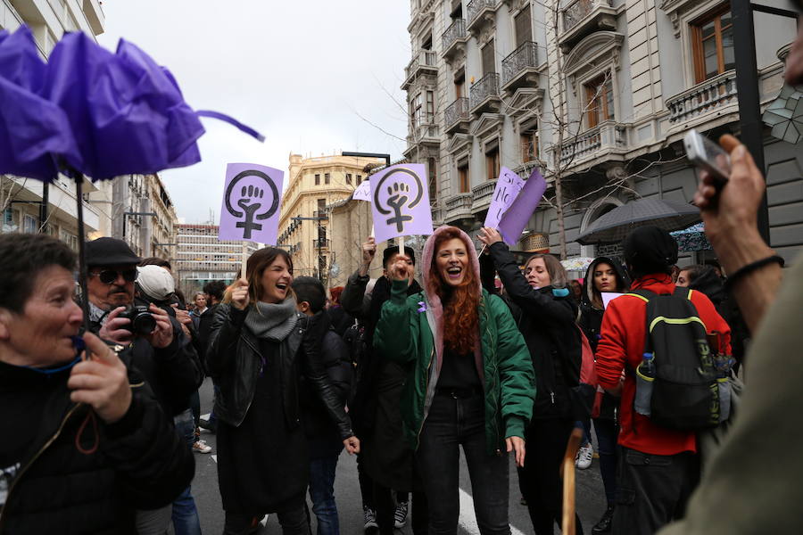 Ha sido una manifestación histórica. Más de 30.000 personas según la Policía Local, hasta 100.000 según las organizadoras. ¿Has estado en la marcha feminista del 8M en Granada? Encuéntrate en las fotos. 