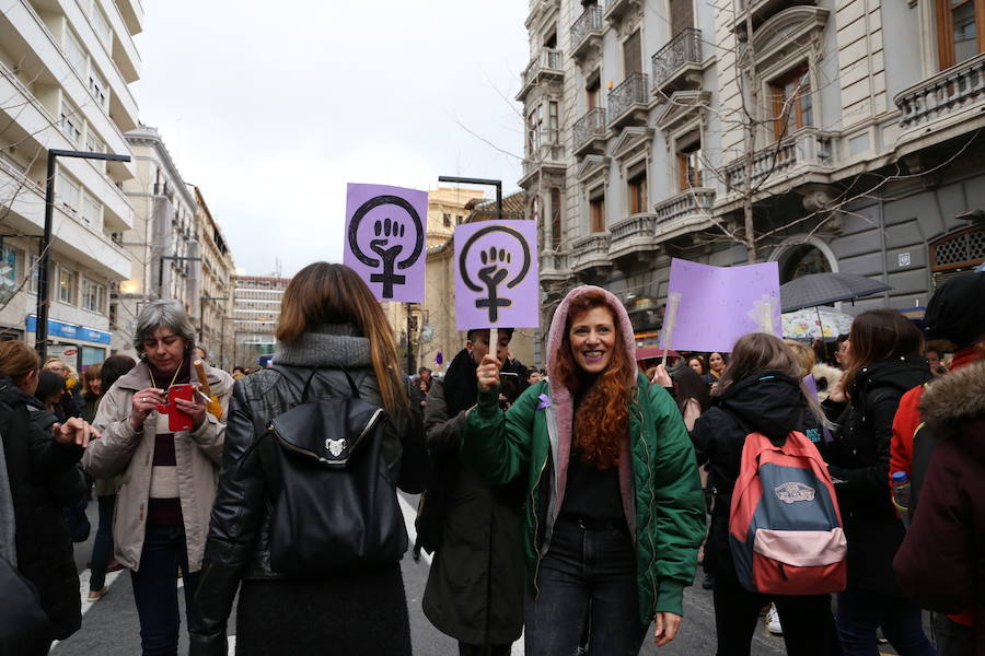 Ha sido una manifestación histórica. Más de 30.000 personas según la Policía Local, hasta 100.000 según las organizadoras. ¿Has estado en la marcha feminista del 8M en Granada? Encuéntrate en las fotos. 