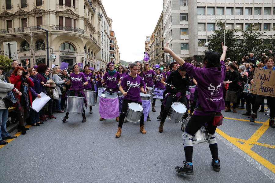 Ha sido una manifestación histórica. Más de 30.000 personas según la Policía Local, hasta 100.000 según las organizadoras. ¿Has estado en la marcha feminista del 8M en Granada? Encuéntrate en las fotos. 