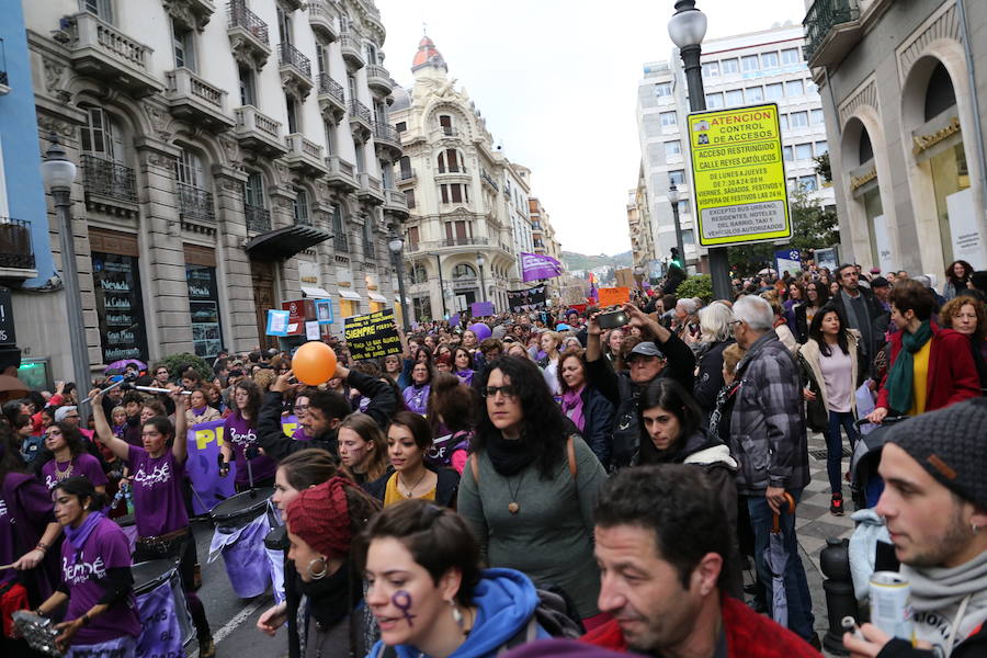 Ha sido una manifestación histórica. Más de 30.000 personas según la Policía Local, hasta 100.000 según las organizadoras. ¿Has estado en la marcha feminista del 8M en Granada? Encuéntrate en las fotos. 