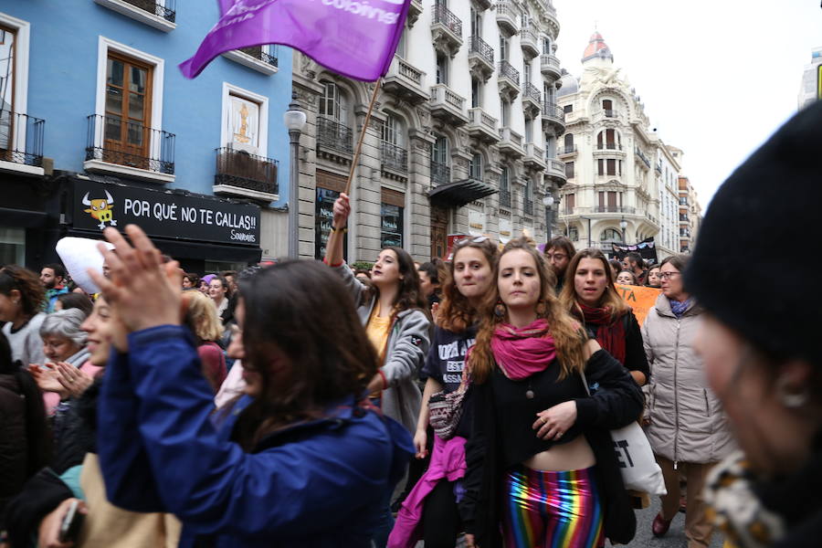 Ha sido una manifestación histórica. Más de 30.000 personas según la Policía Local, hasta 100.000 según las organizadoras. ¿Has estado en la marcha feminista del 8M en Granada? Encuéntrate en las fotos. 