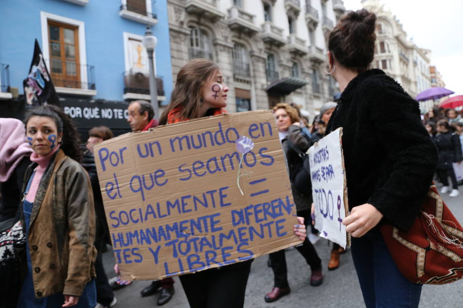Ha sido una manifestación histórica. Más de 30.000 personas según la Policía Local, hasta 100.000 según las organizadoras. ¿Has estado en la marcha feminista del 8M en Granada? Encuéntrate en las fotos. 