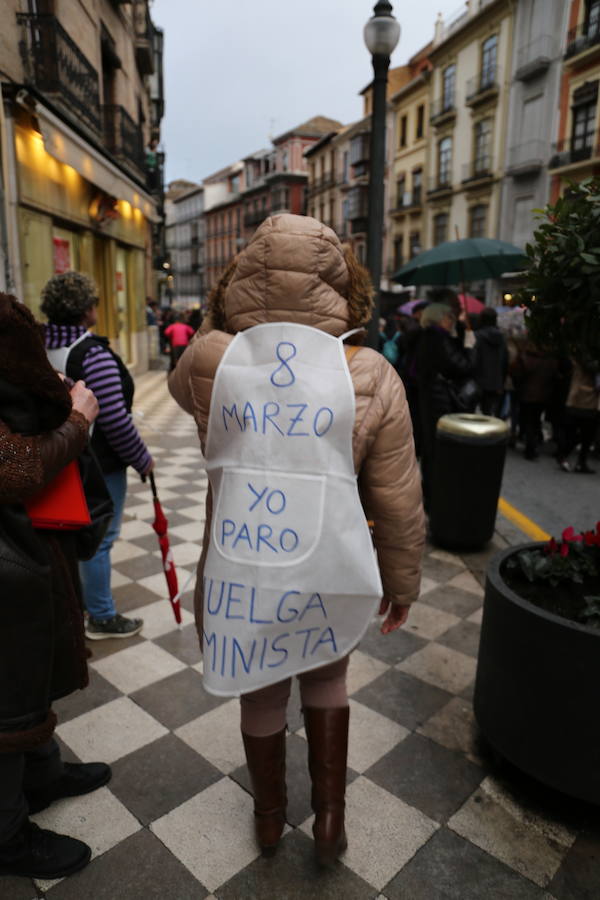 Ha sido una manifestación histórica. Más de 30.000 personas según la Policía Local, hasta 100.000 según las organizadoras. ¿Has estado en la marcha feminista del 8M en Granada? Encuéntrate en las fotos. 