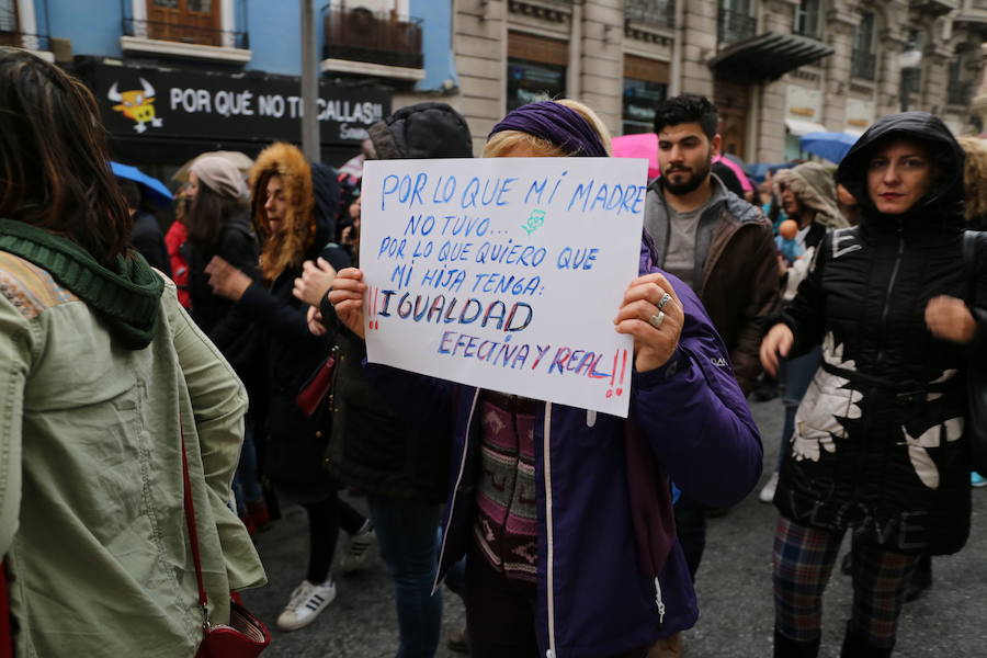 Ha sido una manifestación histórica. Más de 30.000 personas según la Policía Local, hasta 100.000 según las organizadoras. ¿Has estado en la marcha feminista del 8M en Granada? Encuéntrate en las fotos. 