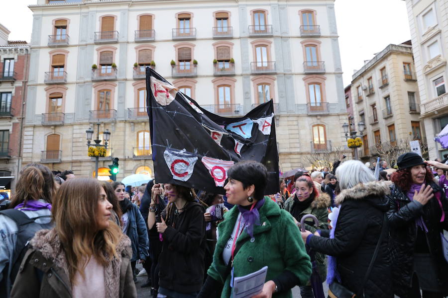 Ha sido una manifestación histórica. Más de 30.000 personas según la Policía Local, hasta 100.000 según las organizadoras. ¿Has estado en la marcha feminista del 8M en Granada? Encuéntrate en las fotos. 