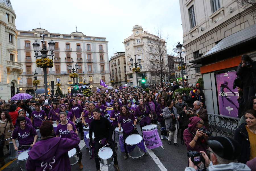 Ha sido una manifestación histórica. Más de 30.000 personas según la Policía Local, hasta 100.000 según las organizadoras. ¿Has estado en la marcha feminista del 8M en Granada? Encuéntrate en las fotos. 
