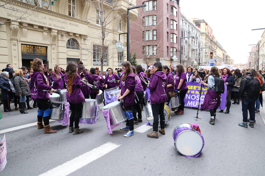 Ha sido una manifestación histórica. Más de 30.000 personas según la Policía Local, hasta 100.000 según las organizadoras. ¿Has estado en la marcha feminista del 8M en Granada? Encuéntrate en las fotos. 