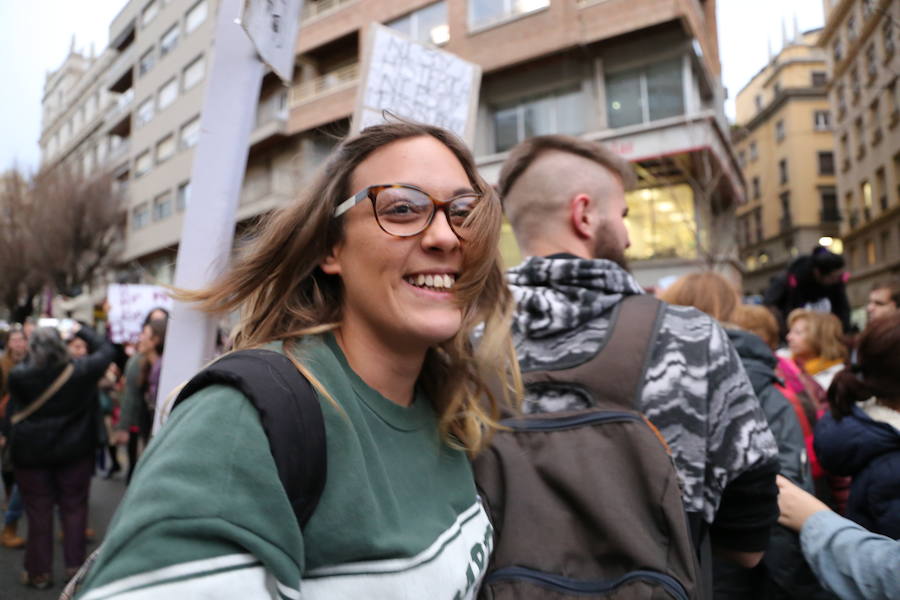 Ha sido una manifestación histórica. Más de 30.000 personas según la Policía Local, hasta 100.000 según las organizadoras. ¿Has estado en la marcha feminista del 8M en Granada? Encuéntrate en las fotos. 