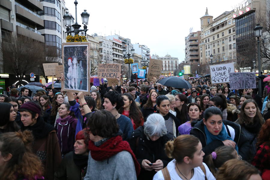 Ha sido una manifestación histórica. Más de 30.000 personas según la Policía Local, hasta 100.000 según las organizadoras. ¿Has estado en la marcha feminista del 8M en Granada? Encuéntrate en las fotos. 