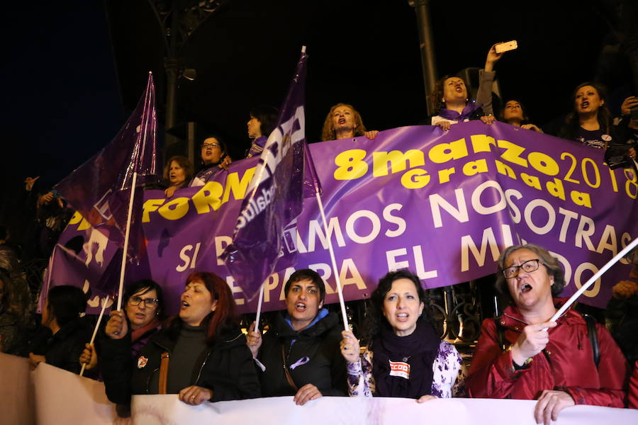 Ha sido una manifestación histórica. Más de 30.000 personas según la Policía Local, hasta 100.000 según las organizadoras. ¿Has estado en la marcha feminista del 8M en Granada? Encuéntrate en las fotos. 