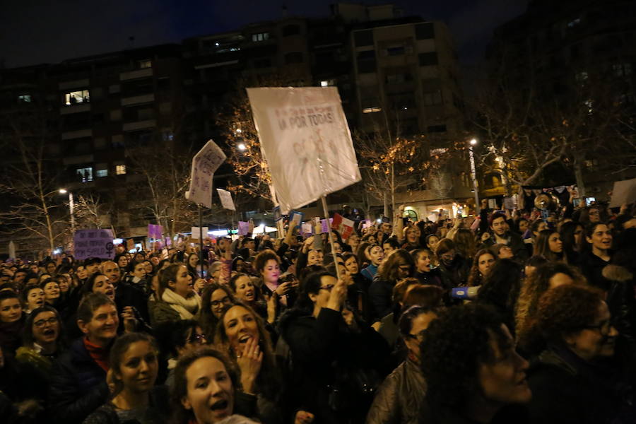 Ha sido una manifestación histórica. Más de 30.000 personas según la Policía Local, hasta 100.000 según las organizadoras. ¿Has estado en la marcha feminista del 8M en Granada? Encuéntrate en las fotos. 