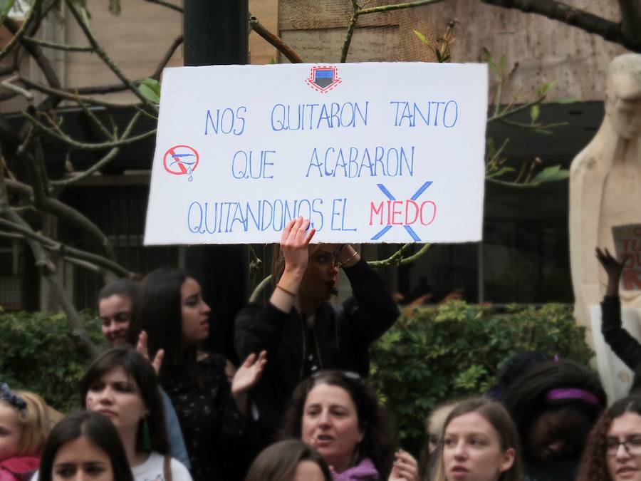 El comercio funciona en el centro de la capital a medio gas mientras que centenares de manifestantes, la mayoría jóvenes, se concentran en la plaza de Juan Cassinello para exigir la ruptura del techo de cristal y contra la violencia de género