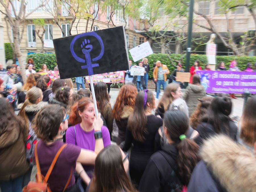 El comercio funciona en el centro de la capital a medio gas mientras que centenares de manifestantes, la mayoría jóvenes, se concentran en la plaza de Juan Cassinello para exigir la ruptura del techo de cristal y contra la violencia de género