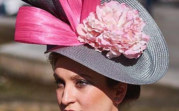 Imagen principal - Desfile de tocados a beneficio de Pídeme la Luna