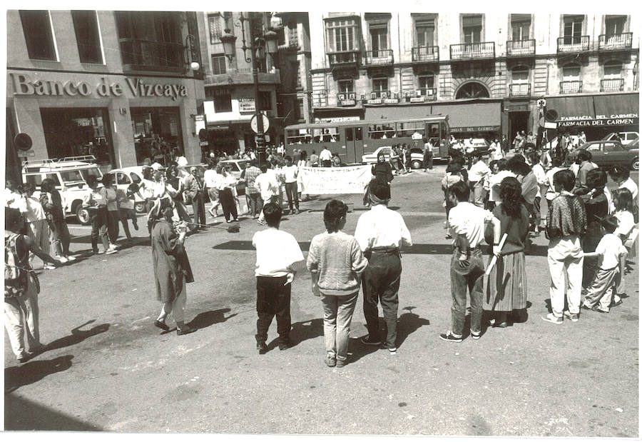 Protesta en contra de un cursillo "para la formación de jóvenes esposas" impartido por el Ayuntamiento de Granada. 10 de mayo de 1987