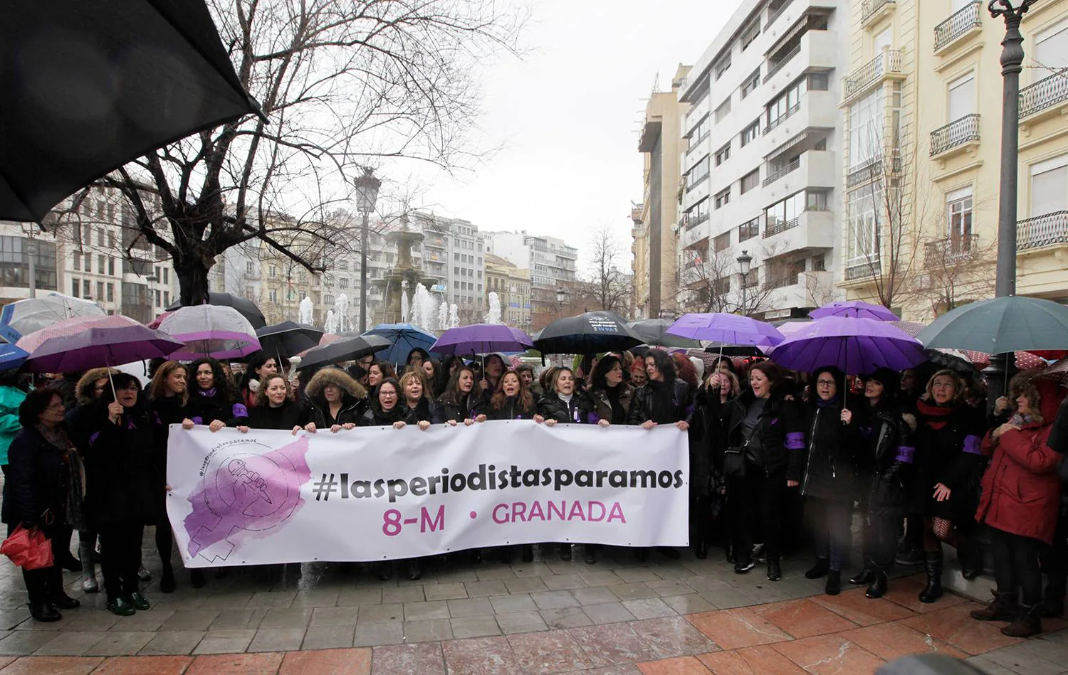 Un centenar de mujeres periodistas se han concentrado hoy en Granada para dar lectura a un manifiesto nacional suscrito por más de 7.000 profesionales del sector en el que denuncian situaciones que afectan a éste y otros colectivos como la precariedad, la inseguridad laboral o la brecha salarial. Durante la concentración, presidida por una pancarta con el lema 'Las periodistas paramos', han sido varias las profesionales que han dado lectura al escrito, entre ellas la periodista Rosa María Calaf 