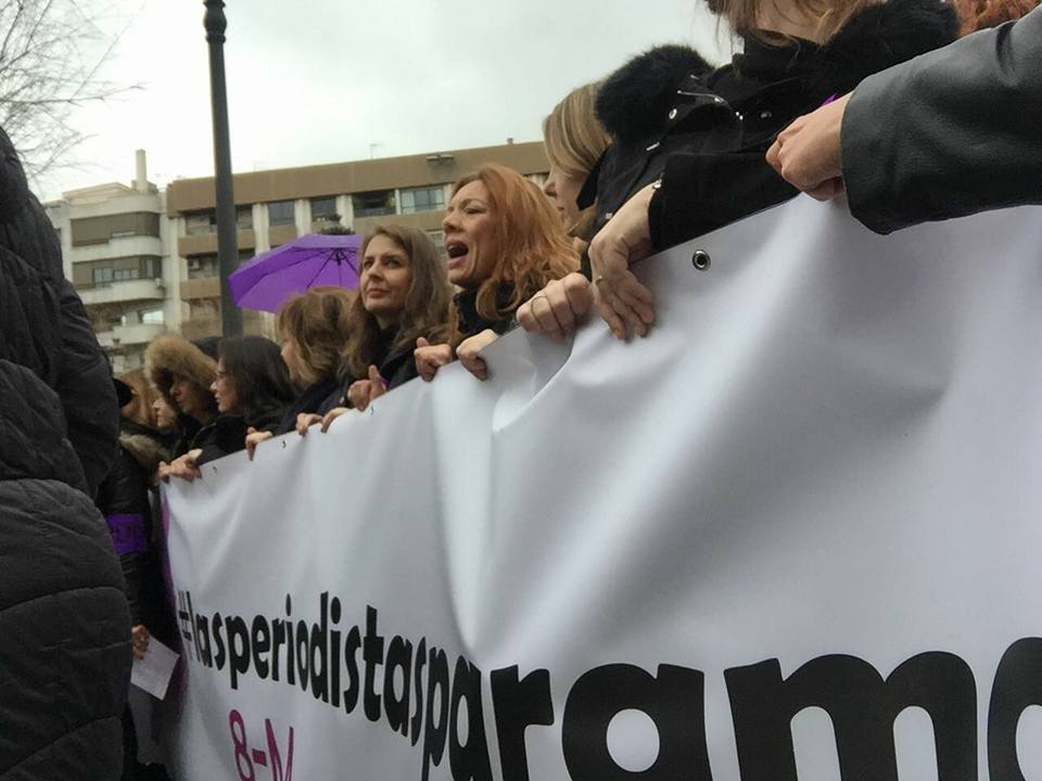 Un centenar de mujeres periodistas se han concentrado hoy en Granada para dar lectura a un manifiesto nacional suscrito por más de 7.000 profesionales del sector en el que denuncian situaciones que afectan a éste y otros colectivos como la precariedad, la inseguridad laboral o la brecha salarial. Durante la concentración, presidida por una pancarta con el lema 'Las periodistas paramos', han sido varias las profesionales que han dado lectura al escrito, entre ellas la periodista Rosa María Calaf 