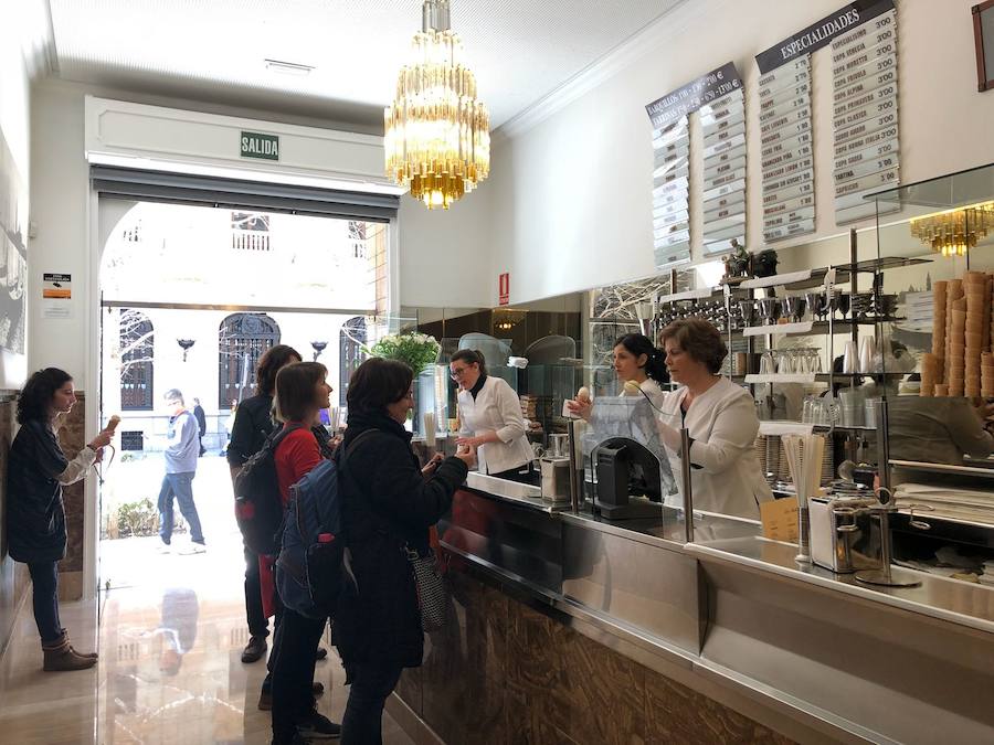 Después de varias semanas pasadas por agua, la lluvia da un respiro hoy 9 de marzo a Granada para celebrar la apertura de una de las heladerías más míticas de la ciudad, 'Los Italianos'. Como ya es tradición, el local da la bienvenida a la cercana llegada de la primavera y los primeros transeúntes, la mayoría sorprendidos al ver abierto el local, no dudan en entrar para probar los primeros helados que hace años fueron ideados por Paolo de Rocco. as puertas se abrieron a las 12:00 de la mañana y la venta de cremas heladas tendrá lugar hasta las 23:00 de la noche, quedando así inaugurada la temporada hasta su cierre en el mes de octubre.