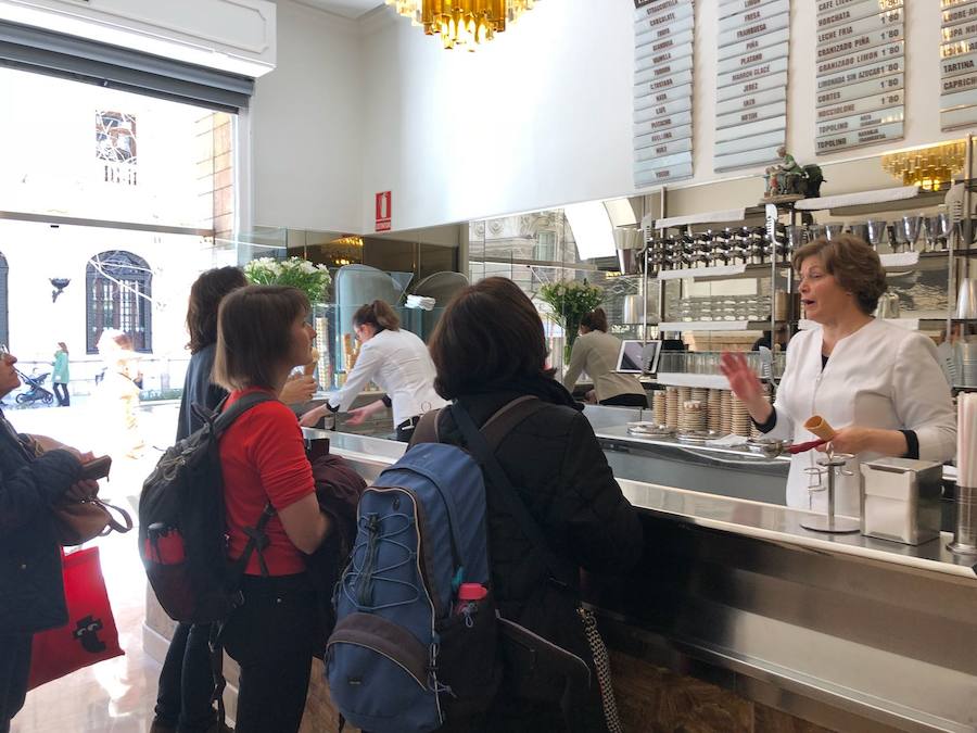 Después de varias semanas pasadas por agua, la lluvia da un respiro hoy 9 de marzo a Granada para celebrar la apertura de una de las heladerías más míticas de la ciudad, 'Los Italianos'. Como ya es tradición, el local da la bienvenida a la cercana llegada de la primavera y los primeros transeúntes, la mayoría sorprendidos al ver abierto el local, no dudan en entrar para probar los primeros helados que hace años fueron ideados por Paolo de Rocco. as puertas se abrieron a las 12:00 de la mañana y la venta de cremas heladas tendrá lugar hasta las 23:00 de la noche, quedando así inaugurada la temporada hasta su cierre en el mes de octubre.