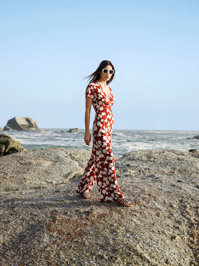 Destaca el color y los estampados en estos atuendos que se mantienen en la línea ‘low cost’