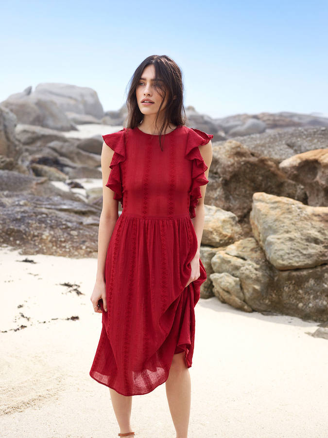 Destaca el color y los estampados en estos atuendos que se mantienen en la línea ‘low cost’