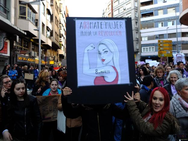 La manifestación de ayer por la tarde transcurrió festiva pero con un marcado carácter reivindicativo.