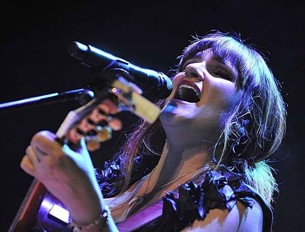 Rozalén, durante su actuación anoche en Granada.