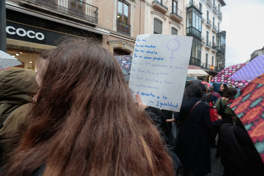 La multitudinaria manifestación del 8M en Granada dejó preciosas imágenes para el recuerdo a partir de las seis de la tarde. 