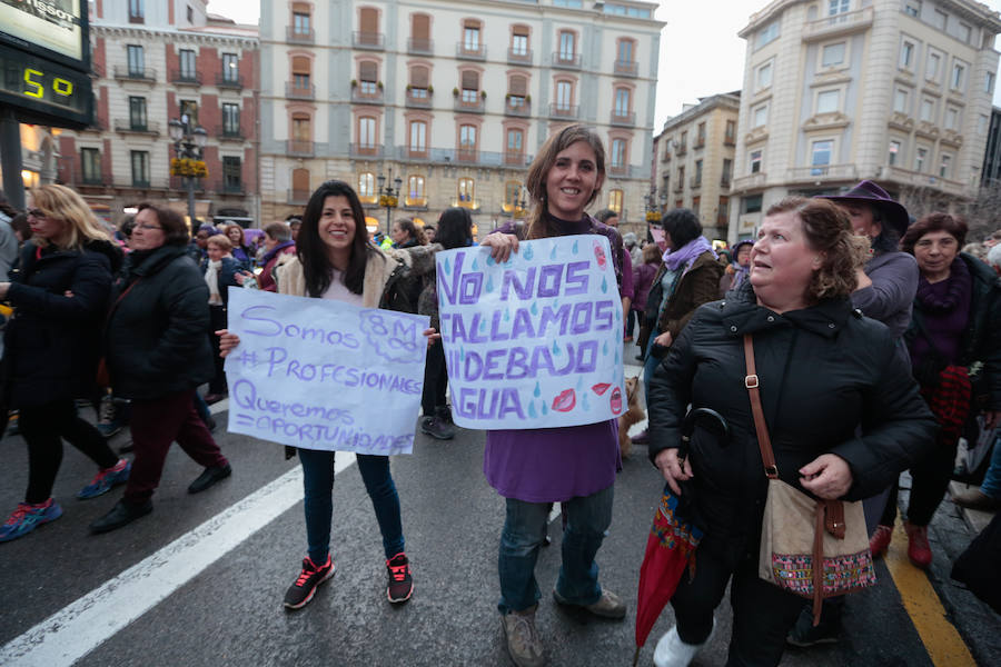 La multitudinaria manifestación del 8M en Granada dejó preciosas imágenes para el recuerdo a partir de las seis de la tarde. 