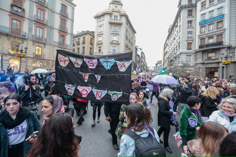 La multitudinaria manifestación del 8M en Granada dejó preciosas imágenes para el recuerdo a partir de las seis de la tarde. 