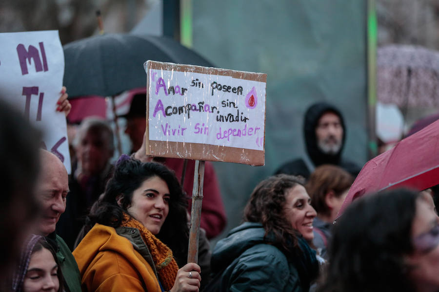 La multitudinaria manifestación del 8M en Granada dejó preciosas imágenes para el recuerdo a partir de las seis de la tarde. 