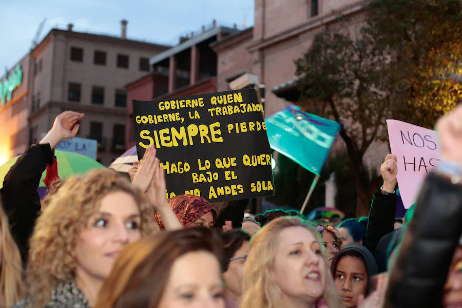 La multitudinaria manifestación del 8M en Granada dejó preciosas imágenes para el recuerdo a partir de las seis de la tarde. 