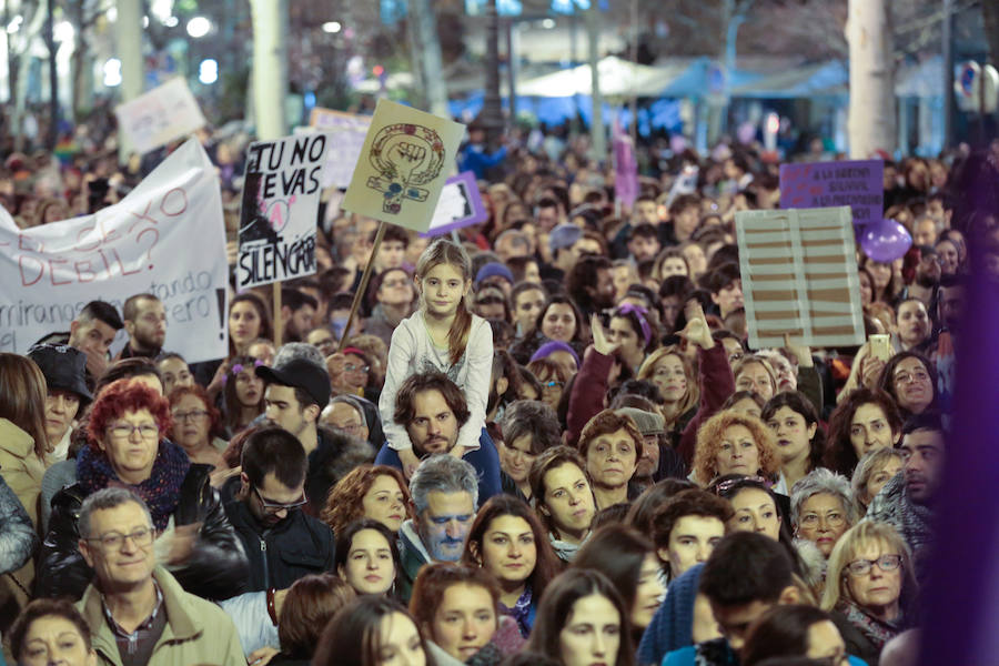 La multitudinaria manifestación del 8M en Granada dejó preciosas imágenes para el recuerdo a partir de las seis de la tarde. 