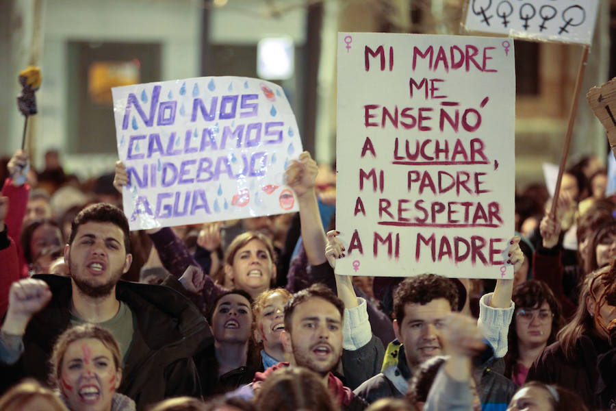 La multitudinaria manifestación del 8M en Granada dejó preciosas imágenes para el recuerdo a partir de las seis de la tarde. 