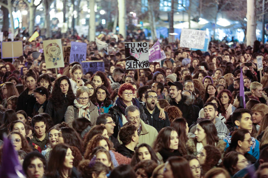 La multitudinaria manifestación del 8M en Granada dejó preciosas imágenes para el recuerdo a partir de las seis de la tarde. 