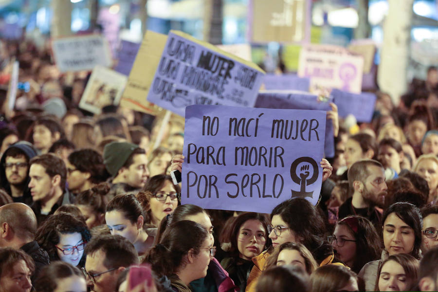 La multitudinaria manifestación del 8M en Granada dejó preciosas imágenes para el recuerdo a partir de las seis de la tarde. 