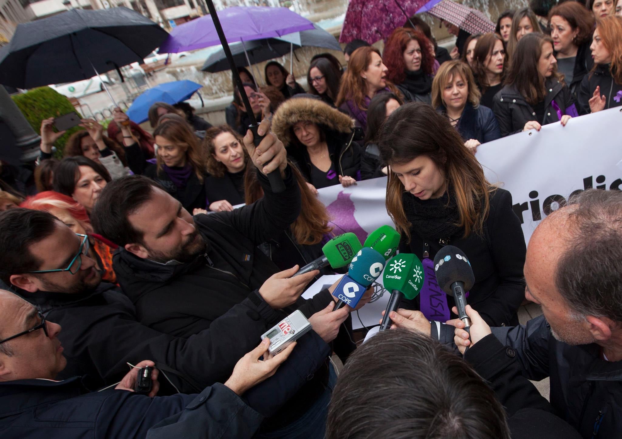 Las periodistas granadinas leyeron un comunicado y potagonizaron una concentración.