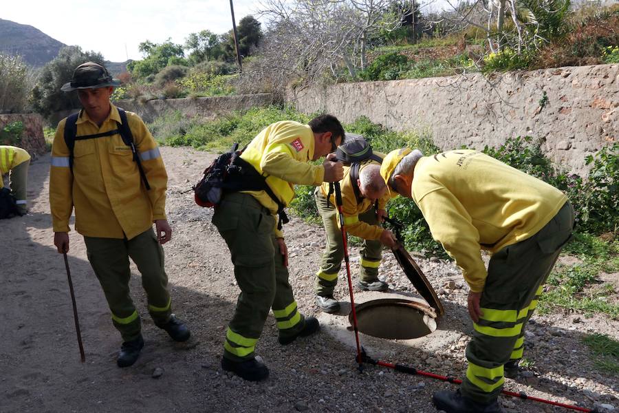 Una jornada más sobre las 7.30 horas el puesto de mando avanzado ha reanudado las labores de rastreo con la participación de 142 profesionales y especialistas de emergencias intensifican la búsqueda en el radio más cercano al punto donde fue visto por última vez el menor