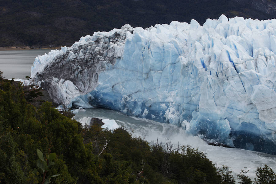 El popular glaciar Perito Moreno, ubicado en el Parque Nacional Los Glaciares, al sur de Argentina, comenzó a desprenderse la mañana de este sábado, informó la Administración General de Parques Nacionales del país sudamericano