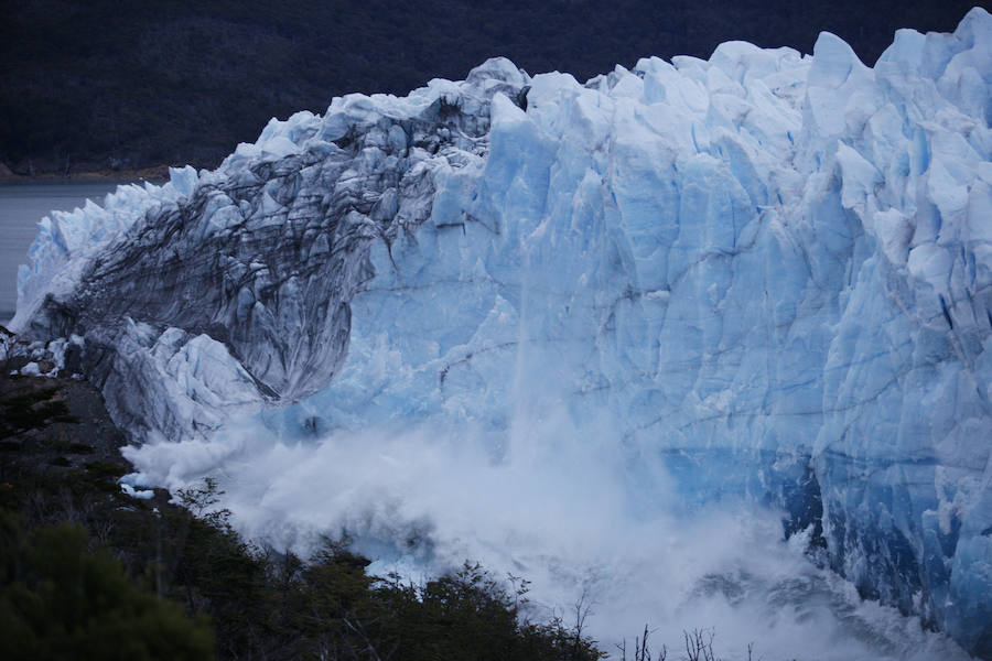 El popular glaciar Perito Moreno, ubicado en el Parque Nacional Los Glaciares, al sur de Argentina, comenzó a desprenderse la mañana de este sábado, informó la Administración General de Parques Nacionales del país sudamericano