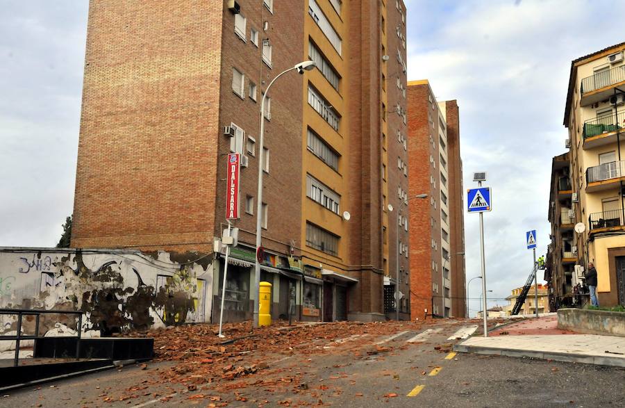 Derrumbe del mercado central de abastos de Linares y Edificio de la calle Senda de la Moza, de Linares, afectado por el temporal de lluvia y viento