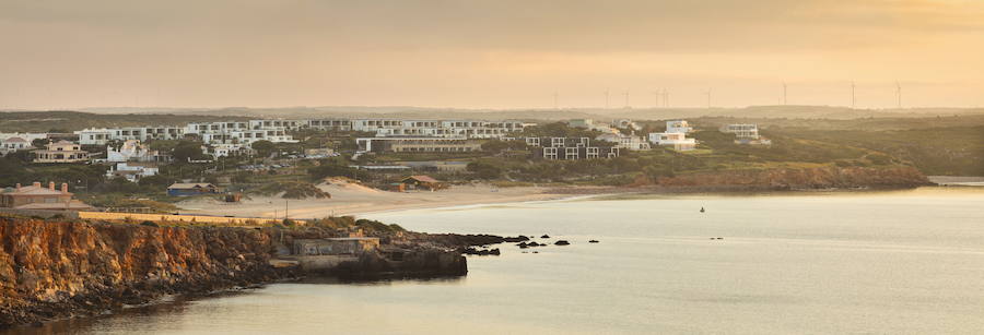 Una playa del Algarve, una probabilidad casi completa de que haya sol y un menú a precio razonable. Darse el "sí, quiero" en Portugal se está convirtiendo en la elección de cada vez más parejas de todo el mundo, que escogen el país luso para celebrar su boda
