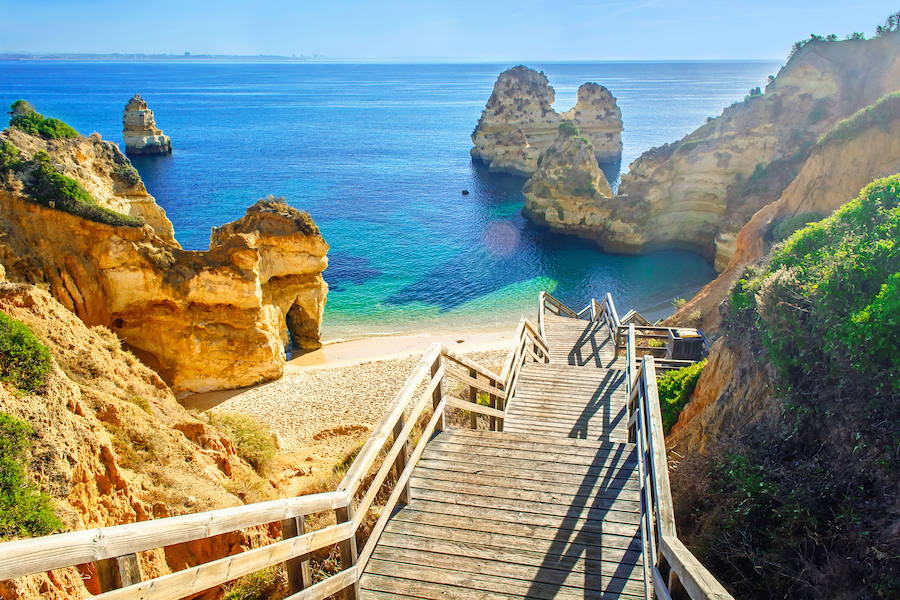 Una playa del Algarve, una probabilidad casi completa de que haya sol y un menú a precio razonable. Darse el "sí, quiero" en Portugal se está convirtiendo en la elección de cada vez más parejas de todo el mundo, que escogen el país luso para celebrar su boda