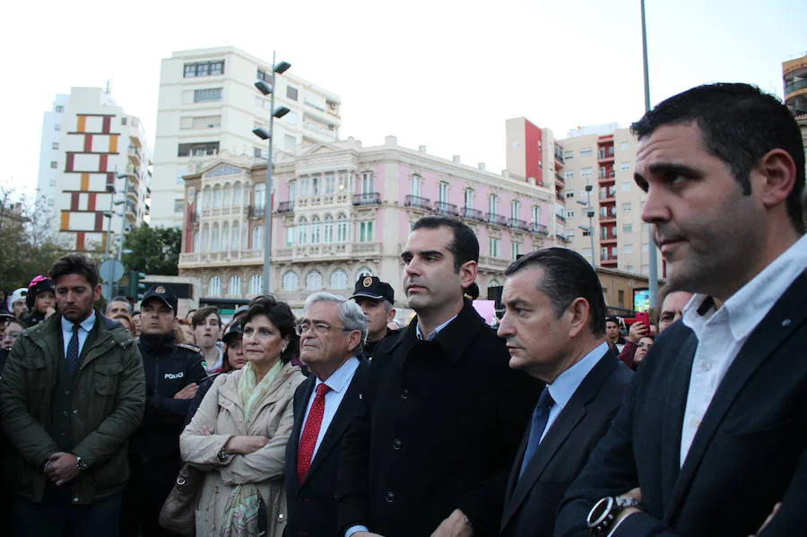 La Puerta de Purchena se volvió a abarrotar, en esta ocasión, para mostrar su dolor y pesar por la muerte de Gabriel Cruz