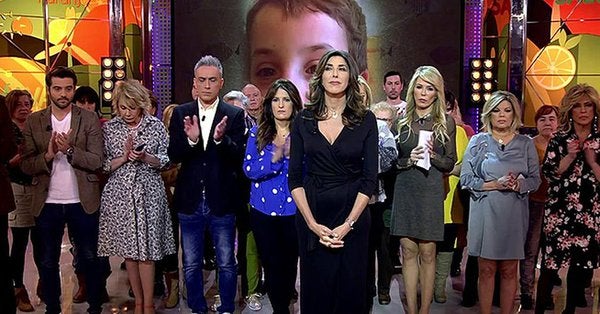 'Sálvame' ha conseguido que las redes sociales vuelvan a ponerle en el foco de atención por lo sucedido en su programa de este lunes. El programa de hoy era el primero tras el hallazgo del cuerpo de Gabriel, el niño de 8 años que presuntamente habría sido asesinado por la pareja de su padre. Precisamente el tratamiento del tema ha sido lo que ha dado pie a las críticas. En primer lugar, según los críticos, porque el tono empleado durante 'Sálvame' ha sido «inapropiado» por el modo de explicar la investigación que está llevando a cabo la Guardia Civil con respecto al asesinato de Gabriel. Entre otros motivos, los críticos han defendido que colaboradores como Kiko Hernández o Mila Ximénez «no parecen las voces más autorizadas para hablar de un tema que parece tan sensible».