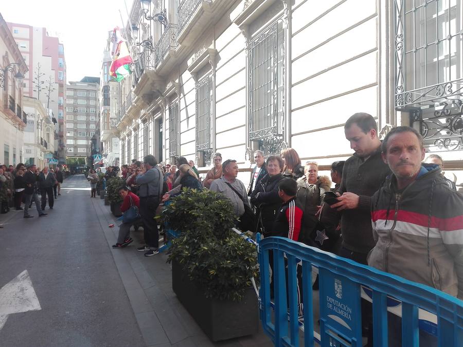 Una hora y media antes de qu comience oficialmente, la calle Navarro Rodrigo ya está atestada de gente