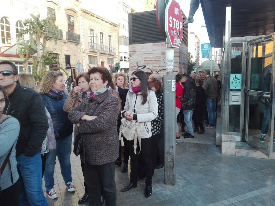 Miles de personas aguardan su turno para entrar a darle su último adiós