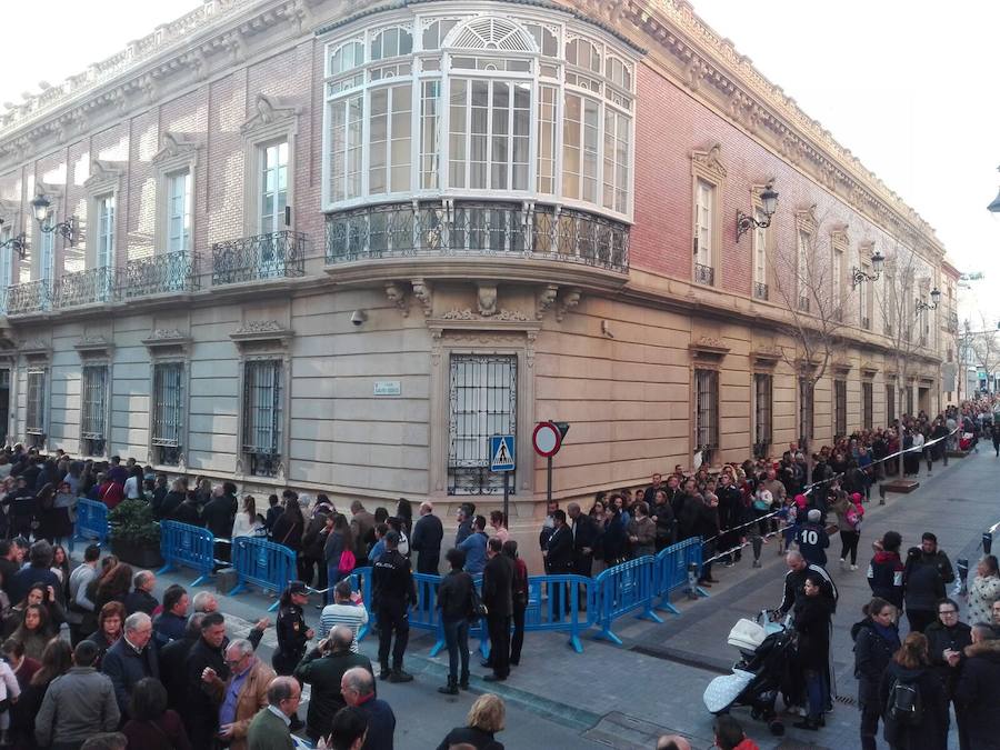 Miles de personas aguardan su turno para entrar a darle su último adiós